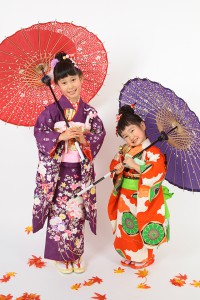 姉妹で和傘をもって。